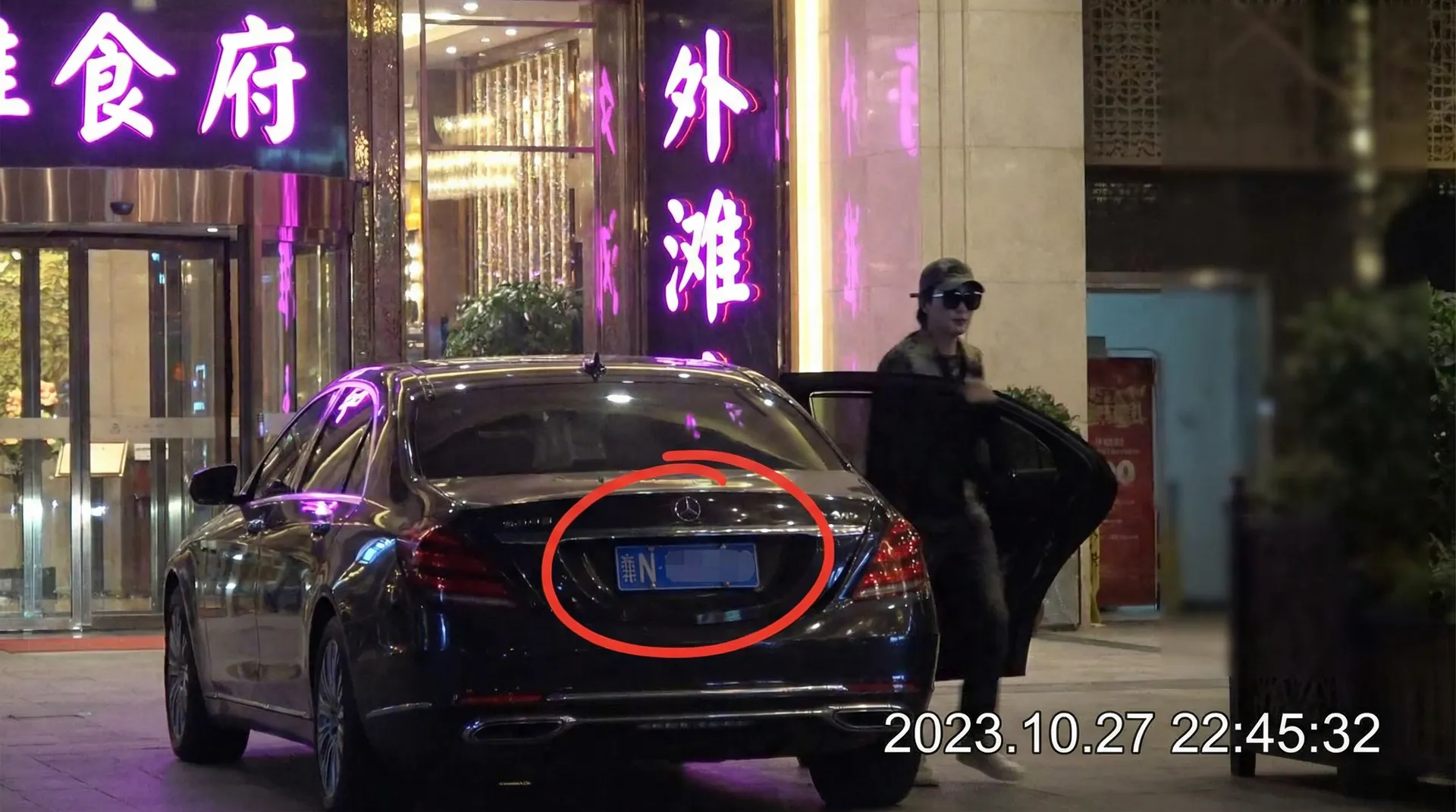 体育竟猜足球平台 - 豪车餐厅外偷拍